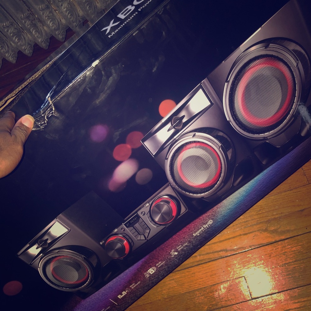Lg XBoom & hitachi projector